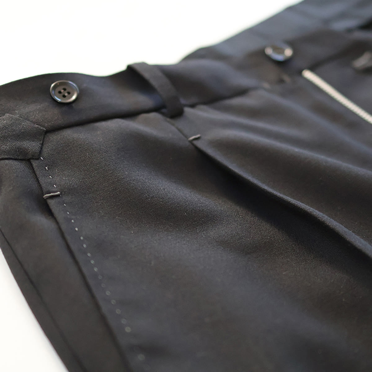 Handgemaakte pantalon in het atelier